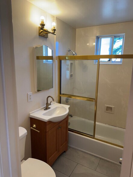 Building Photo - 627 Rose Ave