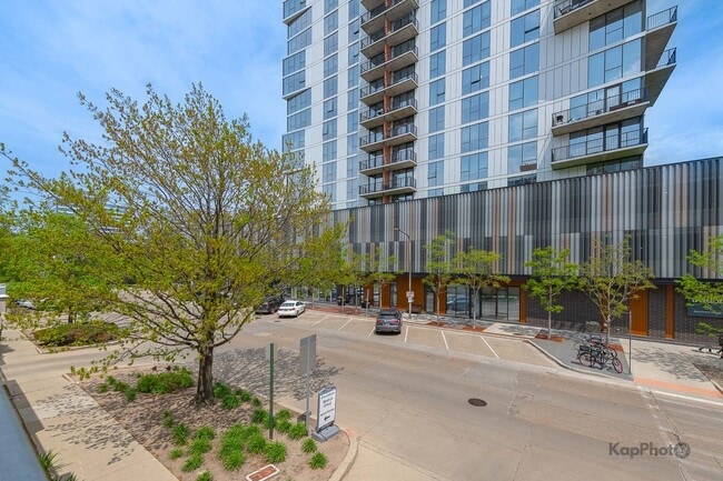 Building Photo - 1720 Oak Ave
