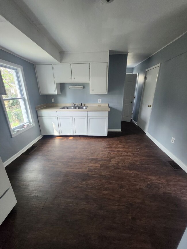 Building Photo - 3 bedroom single family home