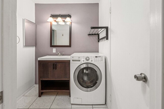 Building Photo - 8022 Linda Vista Rd