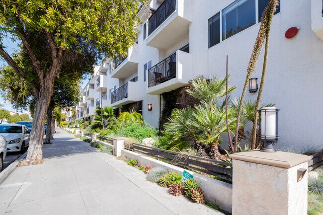 Building Photo - 2721 2nd St