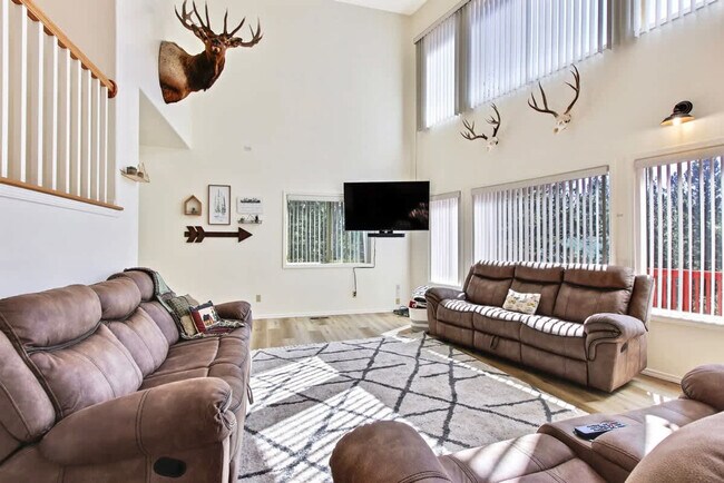 Building Photo - 1496 Pine Ridge Dr