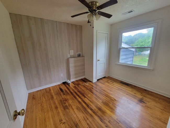 Building Photo - 3 Bedroom / 1 Bath Rental on Fourqurean