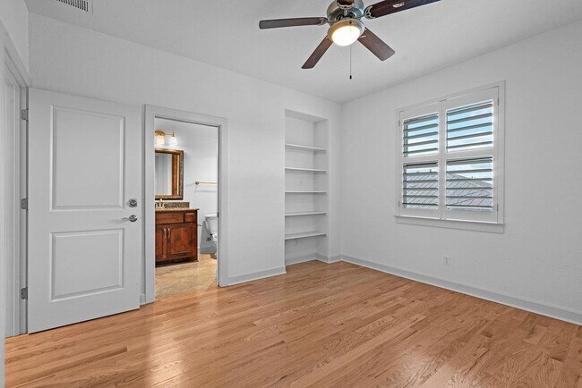 Building Photo - 6533 E Hill Dr