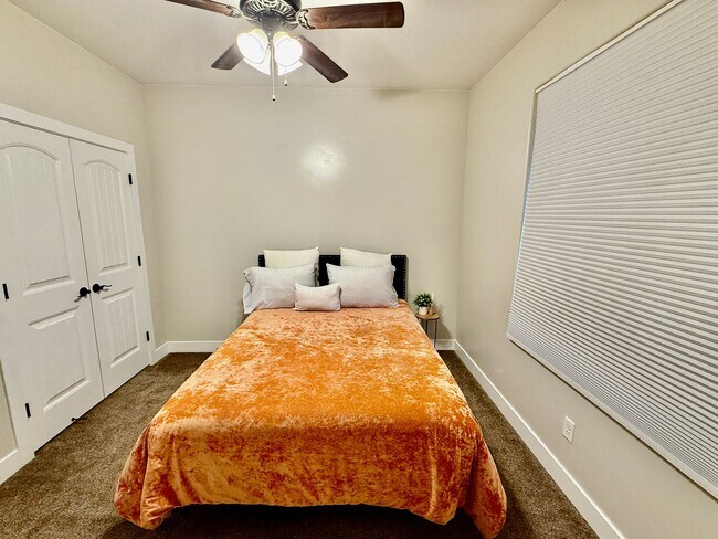 Building Photo - 521 N Creek Ridge Dr