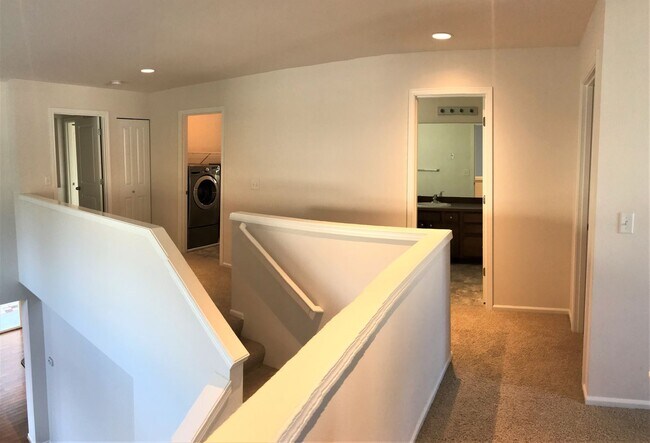 Building Photo - Stunning 2-Story Home Near Silver Lake