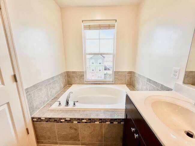 Building Photo - 5897 Bella Marie Wy
