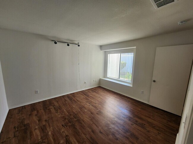 Building Photo - Sunset View! 3 Bedroom 2 Bath Home,