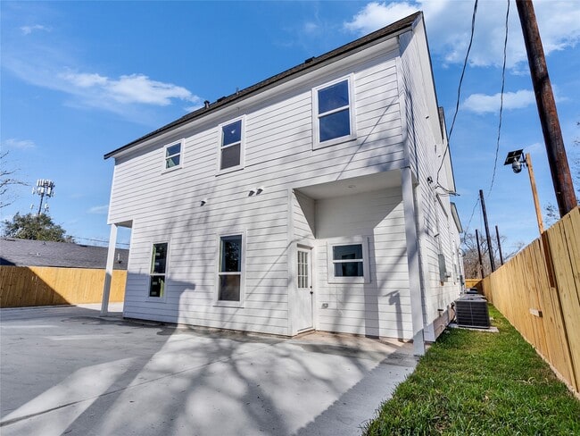 Building Photo - 5128 Clover St