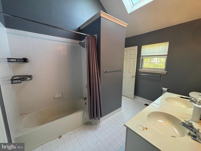 Building Photo - 721 Deer Creek Dr