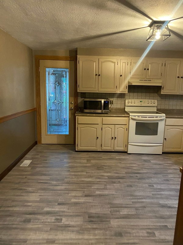 Building Photo - 1703 Skyline Heights