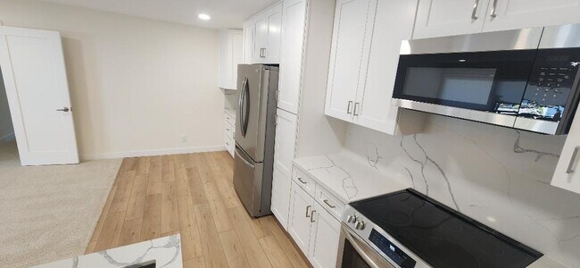 Building Photo - 2511 W Sunflower Ave