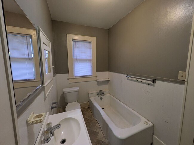 Building Photo - 1275 Doucette Ave