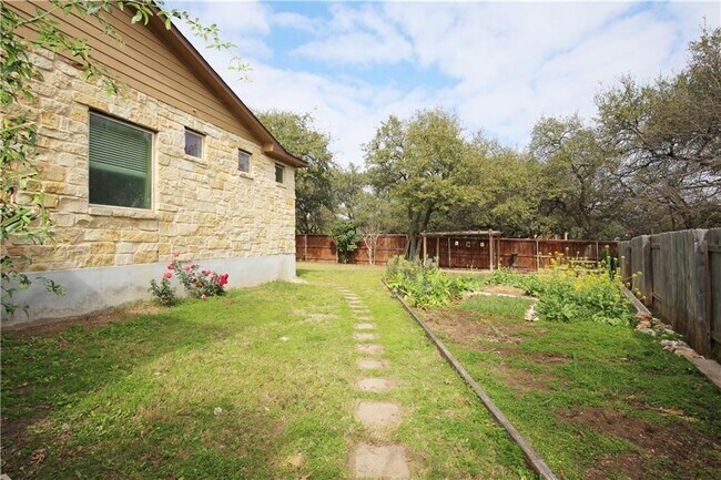 Building Photo - 400 Cheyenne Ln