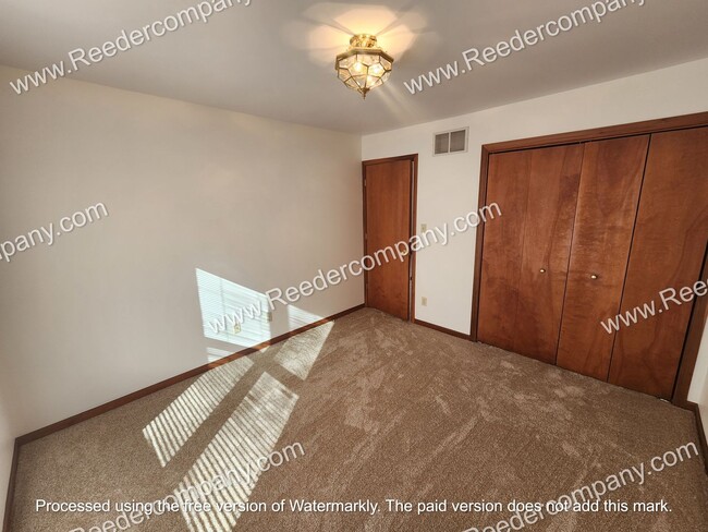 Building Photo - Spacious 3 bedroom 2 bathroom townhouse