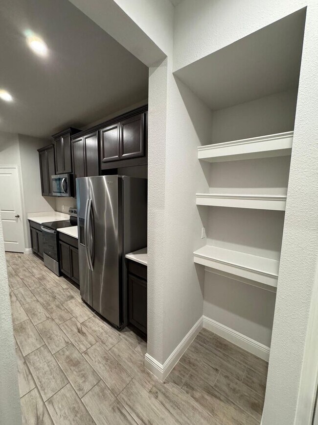 Building Photo - Beautifully maintained 3-bedroom, 2.5-bath townhome