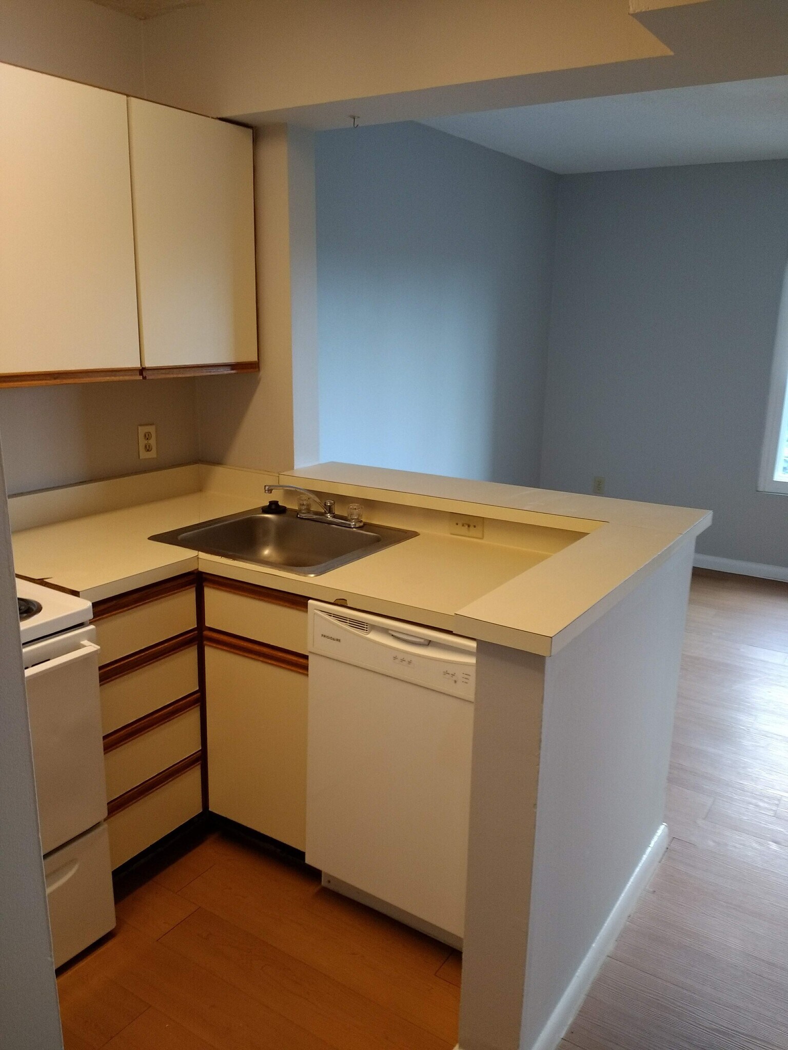 Dishwasher/disposal - 1600 Park Cir