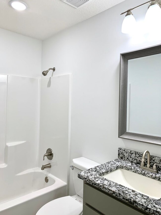 Building Photo - 260 Wolf Den Dr