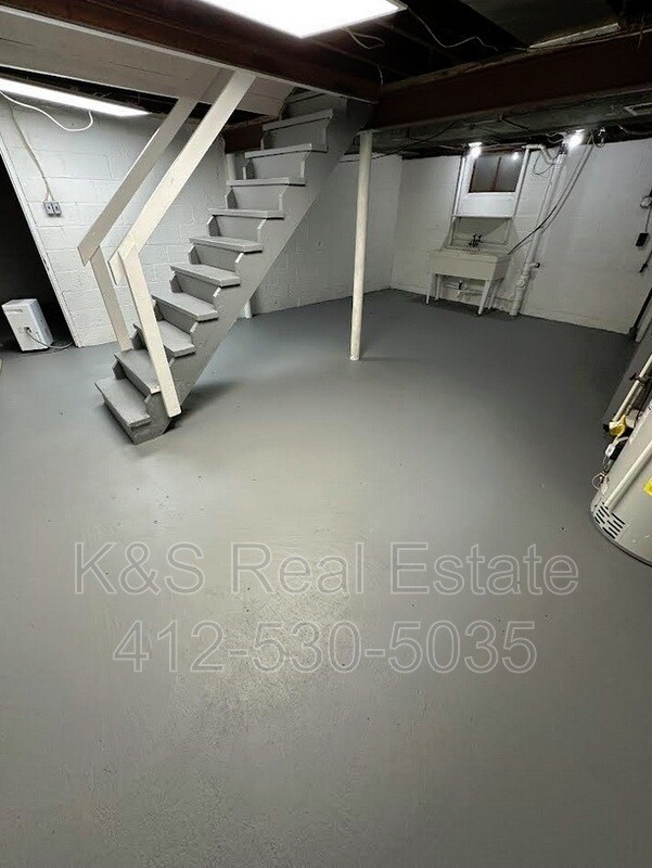 Building Photo - 823 Hartman St