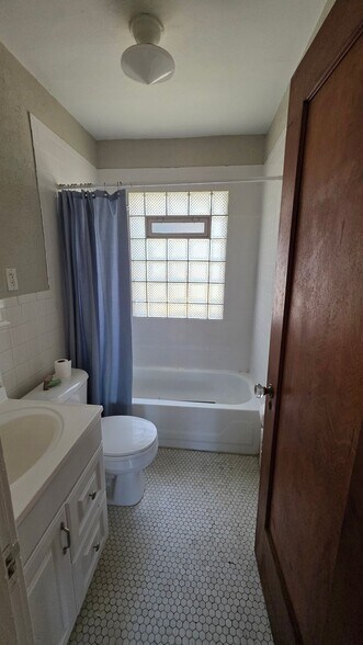 Building Photo - 1432 W 48th St