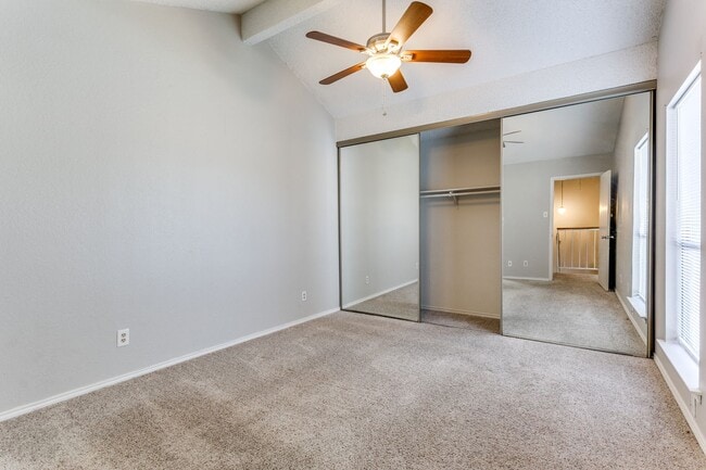 Building Photo - 2805 Meadow Park Dr