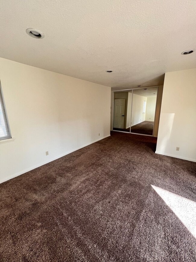 Building Photo - Three Bedroom House on Bend's West Side with RV Parking