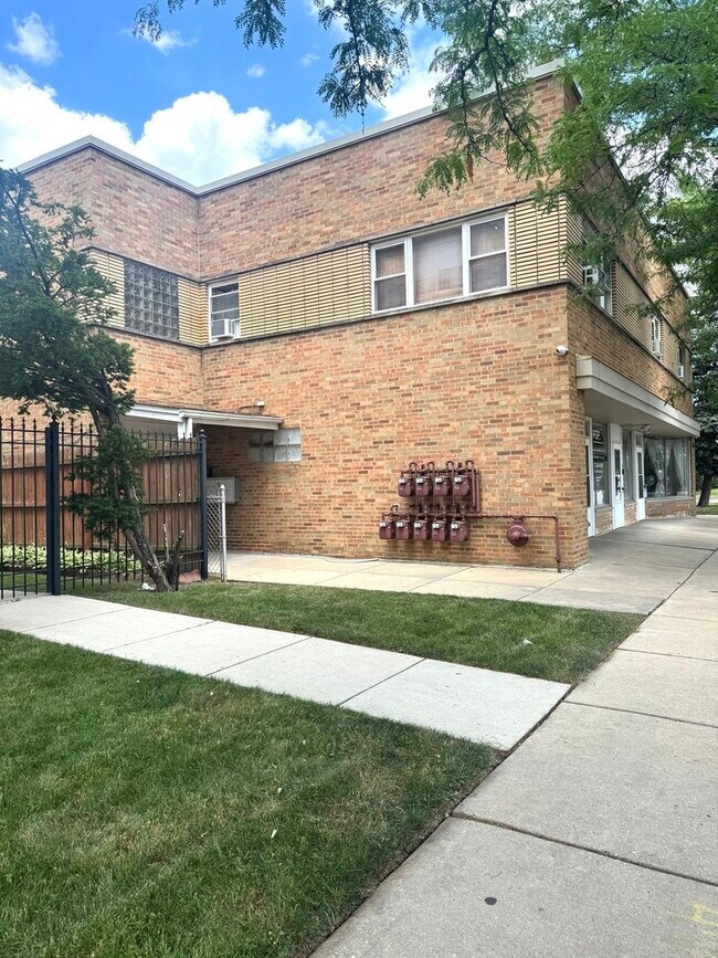 Building Photo - 5716 W Lawrence Ave
