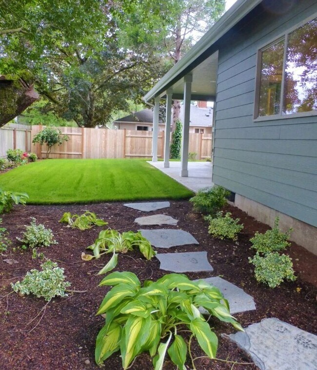 Building Photo - 3 Bed / 2 Bath Two-Story Home with 2-Car Garage & A/C