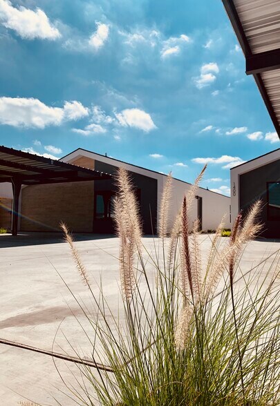 Building Photo - 1400 Hibiscus Ave