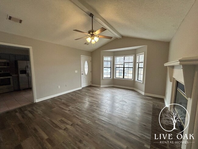 Building Photo - MOVE-IN SPECIAL: $500 OFF 1st MONTH'S RENT!**