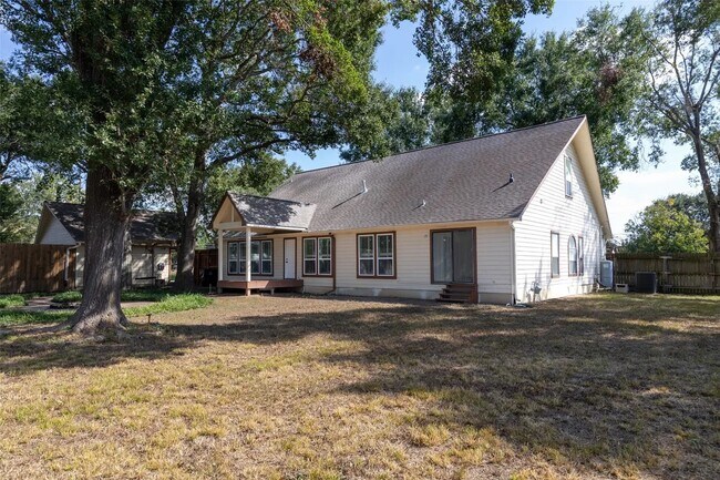 Building Photo - 15602 Oleta Ln