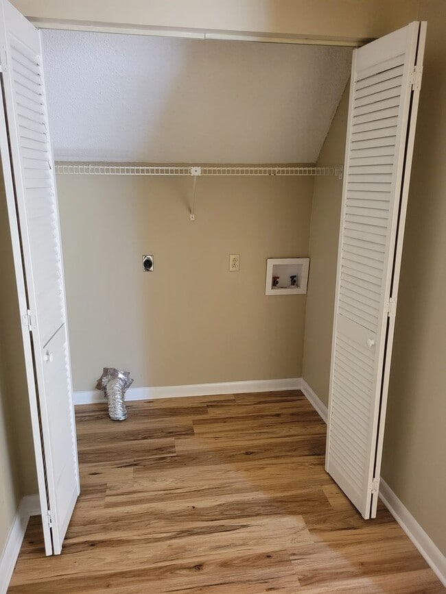 Building Photo - Knoxville 37922 - 2 bedroom, 2 bath townho...