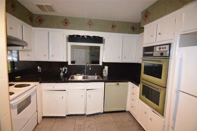 Building Photo - 11522 High Star Dr