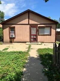 Building Photo - Charming 2-Bedroom Home Near the Heart of ...