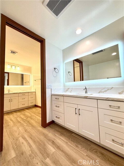 Building Photo - 880 N Gainsborough Dr