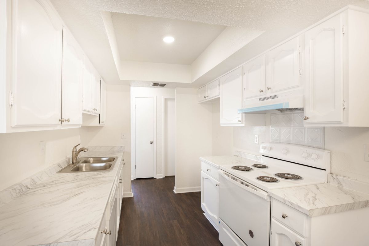 Building Photo - 7506 Lincoln Village Dr