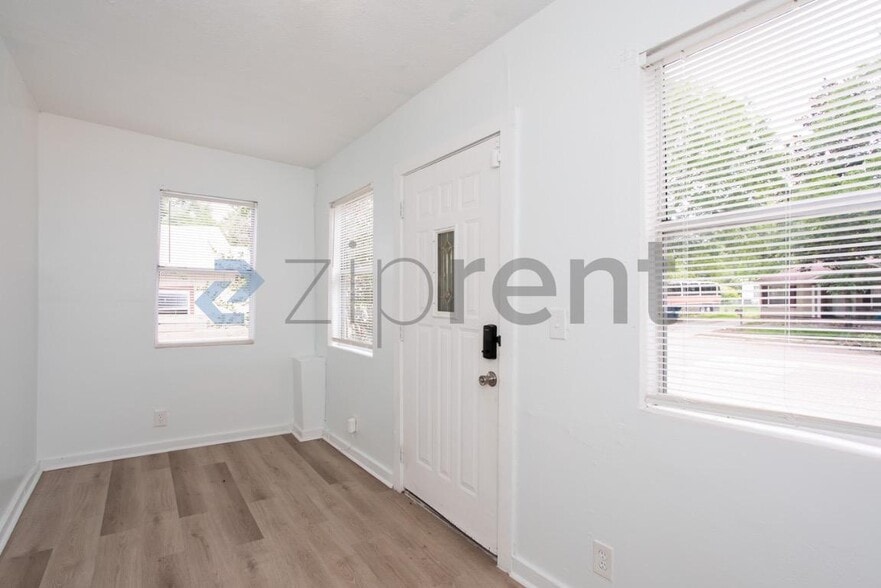 Building Photo - Unit