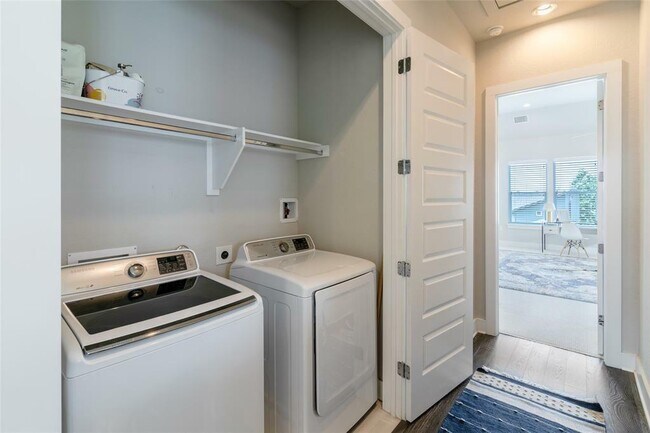 Building Photo - 6025 Seville Dr