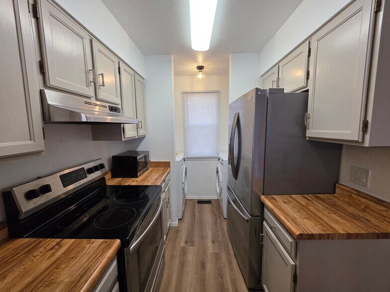 Building Photo - 3670 Queen Anne Way