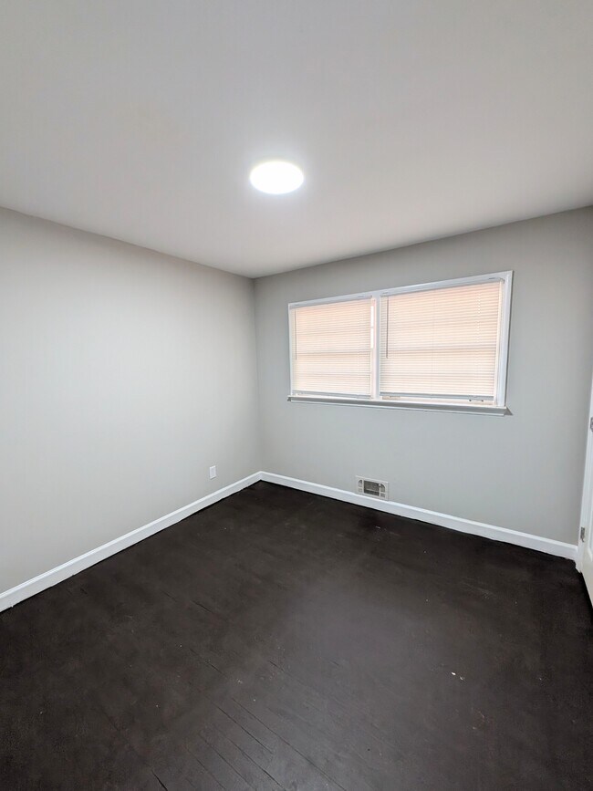 Building Photo - 905 Cone Rd