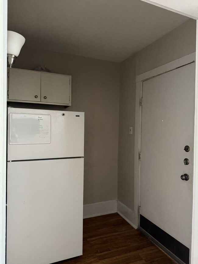 Building Photo - 1 Bedroom plus a Den, Close to SAC and Alamo Heights