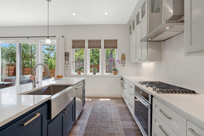 Building Photo - 1217 1/2 W 39th St