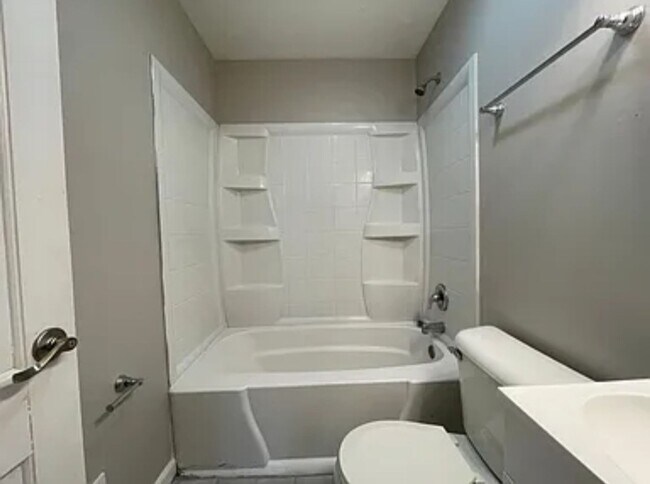 Building Photo - Spacious 2 Bedroom House!