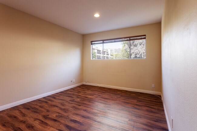 Building Photo - West Hollywood condo