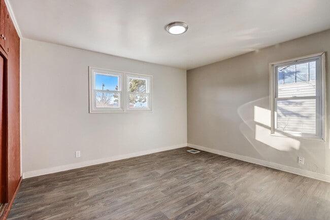 Building Photo - 5804 W Silver Spring Dr