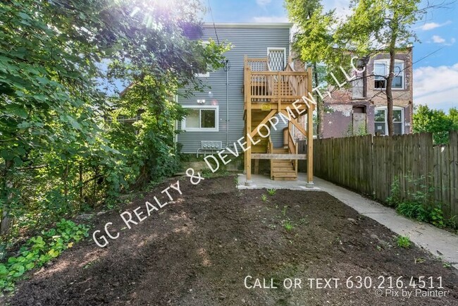 Building Photo - ***GARDEN UNIT / LAUNDRY HOOKUPS IN UNIT /...