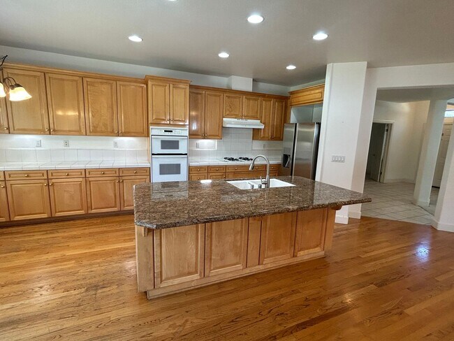 Building Photo - Great location! Beautiful 3 Bedroom Home