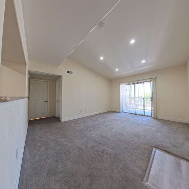 Building Photo - Charming 2nd Floor Unit In Gated Community!