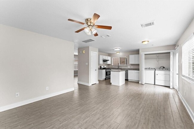 Building Photo - 7419 Ravenswood