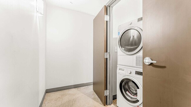 Building Photo - 555 Evergreen St